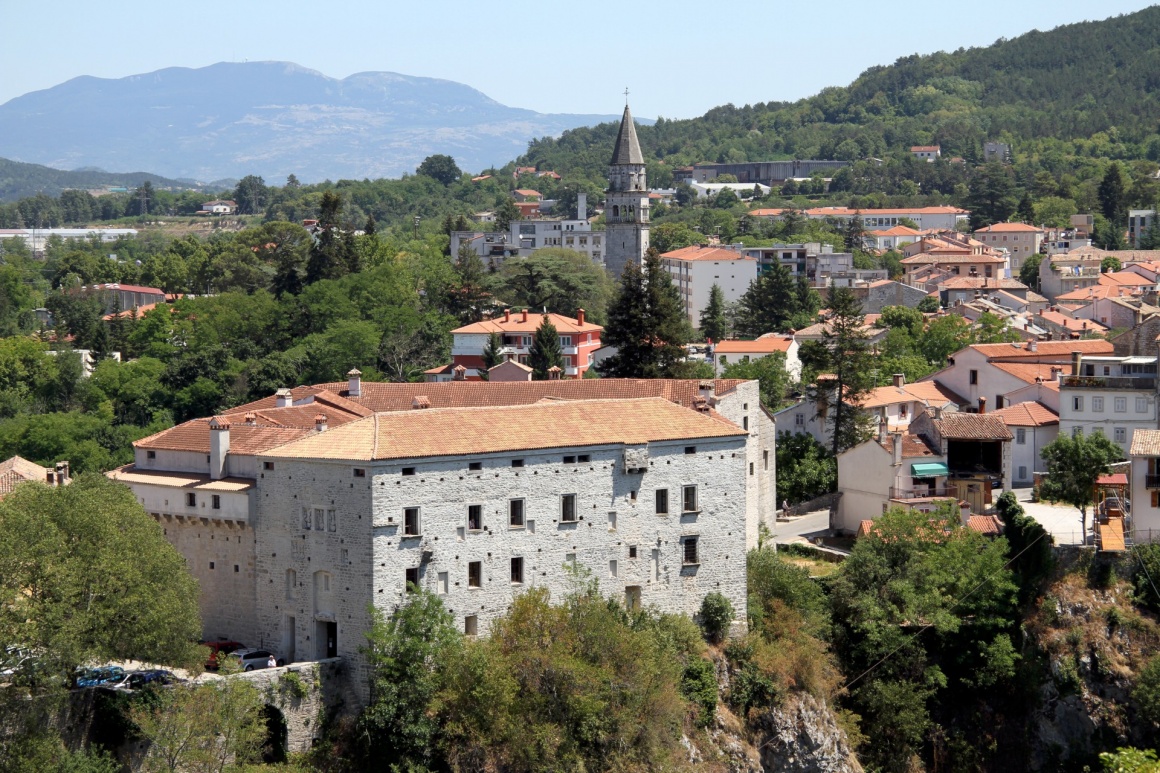'View of castle and houses of old Pazin, Istria, Croatia' - Istria